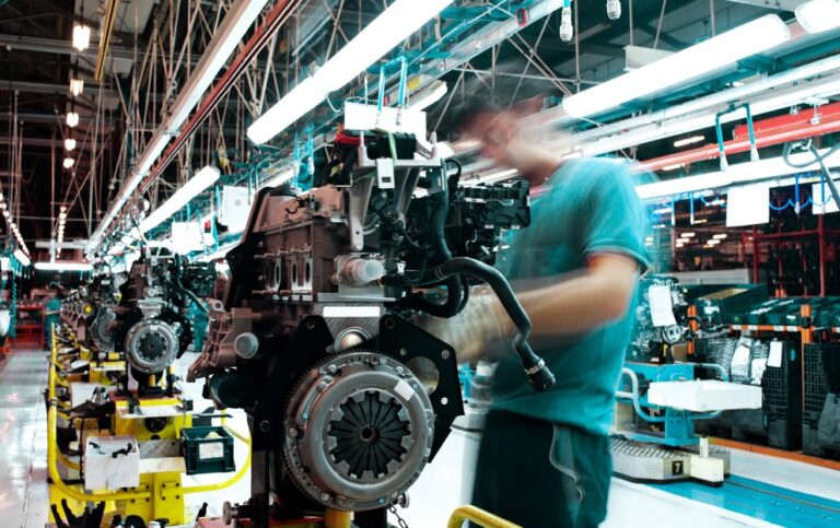 Los trabajadores españoles confían en que las nuevas tecnologías mejoren su experiencia laboral
